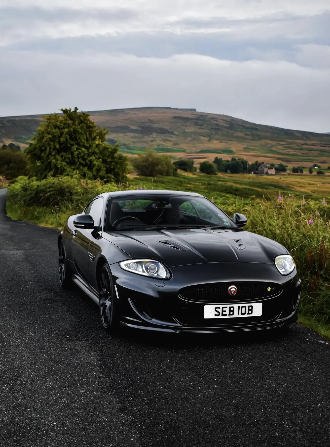 Black Jaguar XKR 5.0。