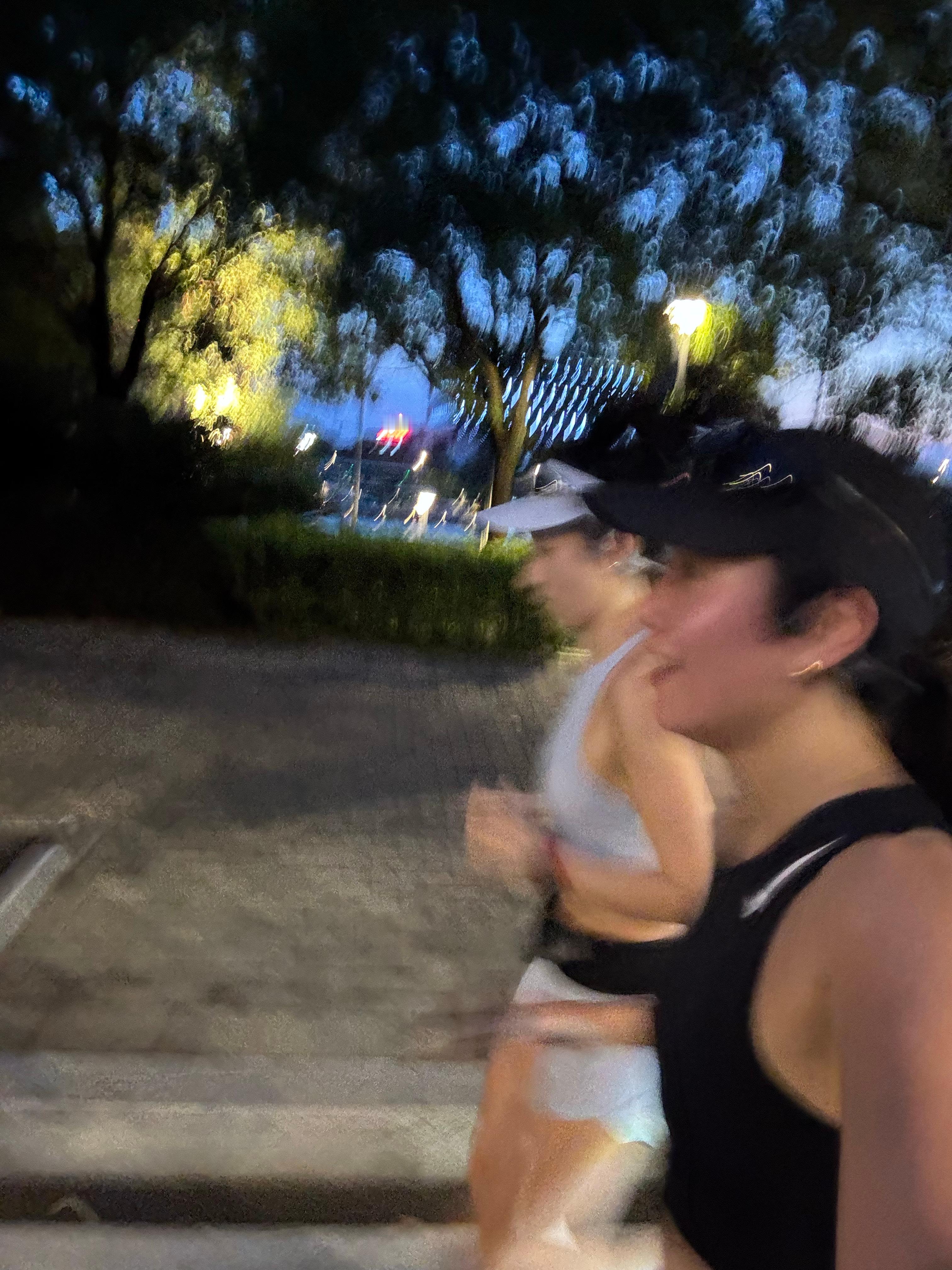 周末好🍂上周完成了恢复运动后的第一次10km配速不快但心率很高很累也尽兴跑着见