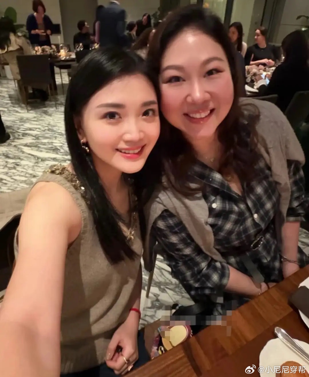 李嘉颖去参加瑰丽基金会发起的晚宴，同场的还有她的名媛闺蜜曾昭怡。李嘉颖一身打扮优