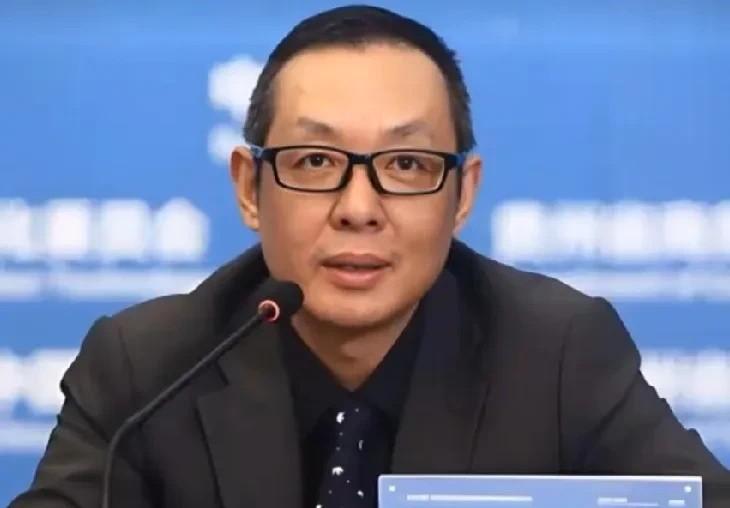 徐鸿周，这个名字曾经在银行界响亮无比。
1970出生的他，凭借着安徽大学的双学士