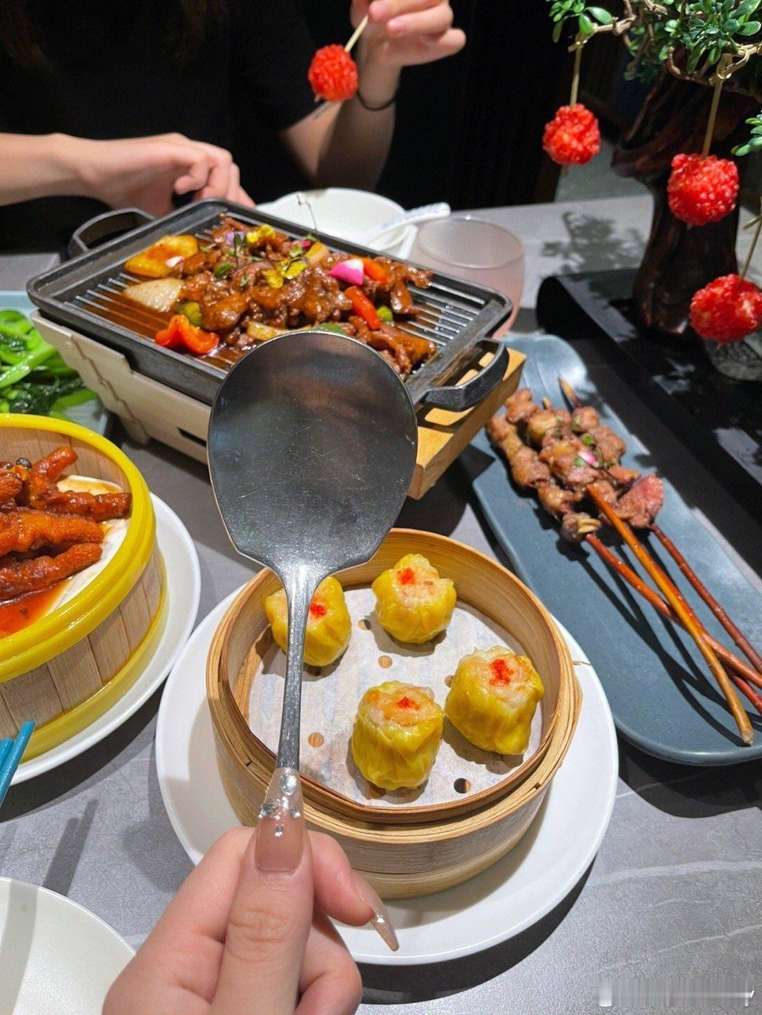 不结婚，晚年没伴，结婚了，不一定活到晚年。不拼命工作，没钱养老，太拼命工作，有可