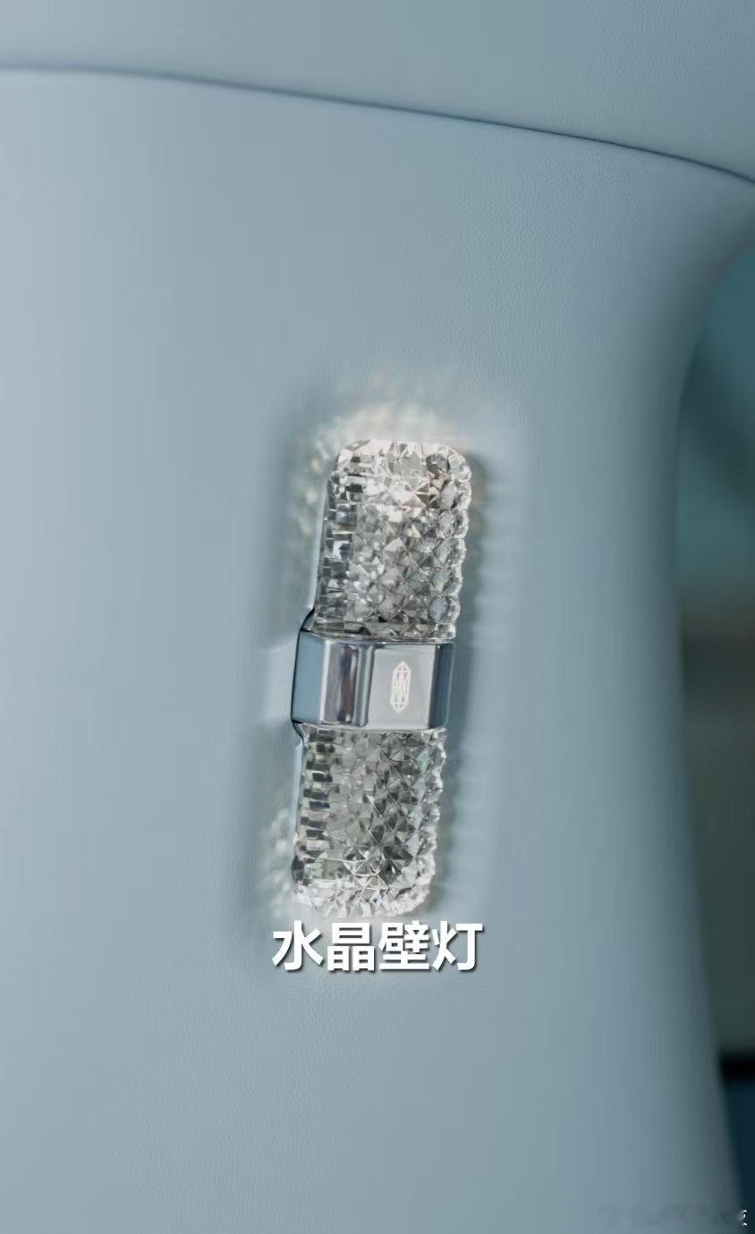 余承东首曝尊界V800新色不少车友一直在等新配色，云水天青没有让人失望，山水氛围