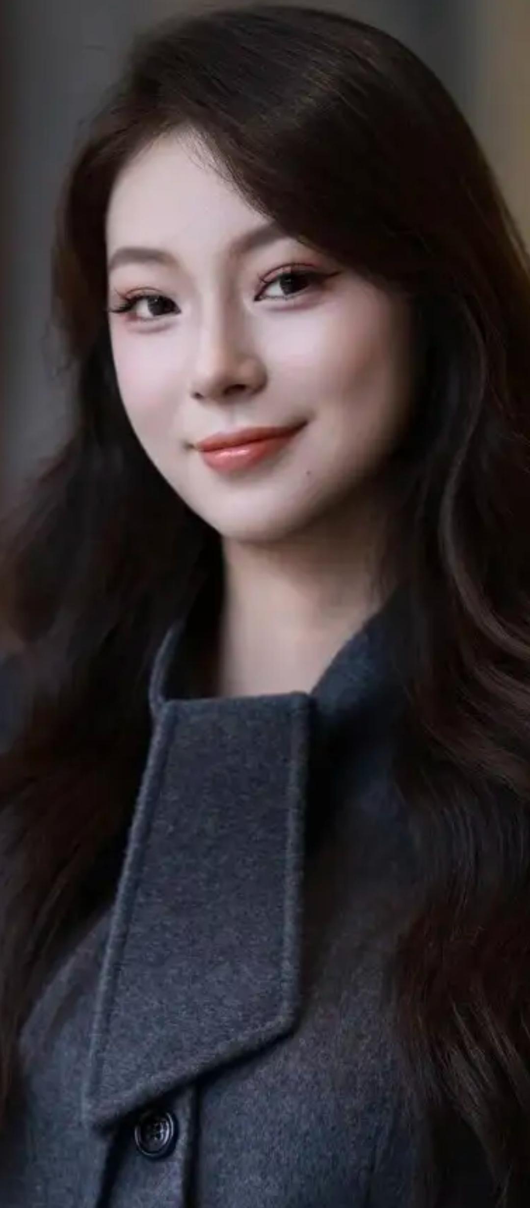 轻纱拂面，笑靥如花。