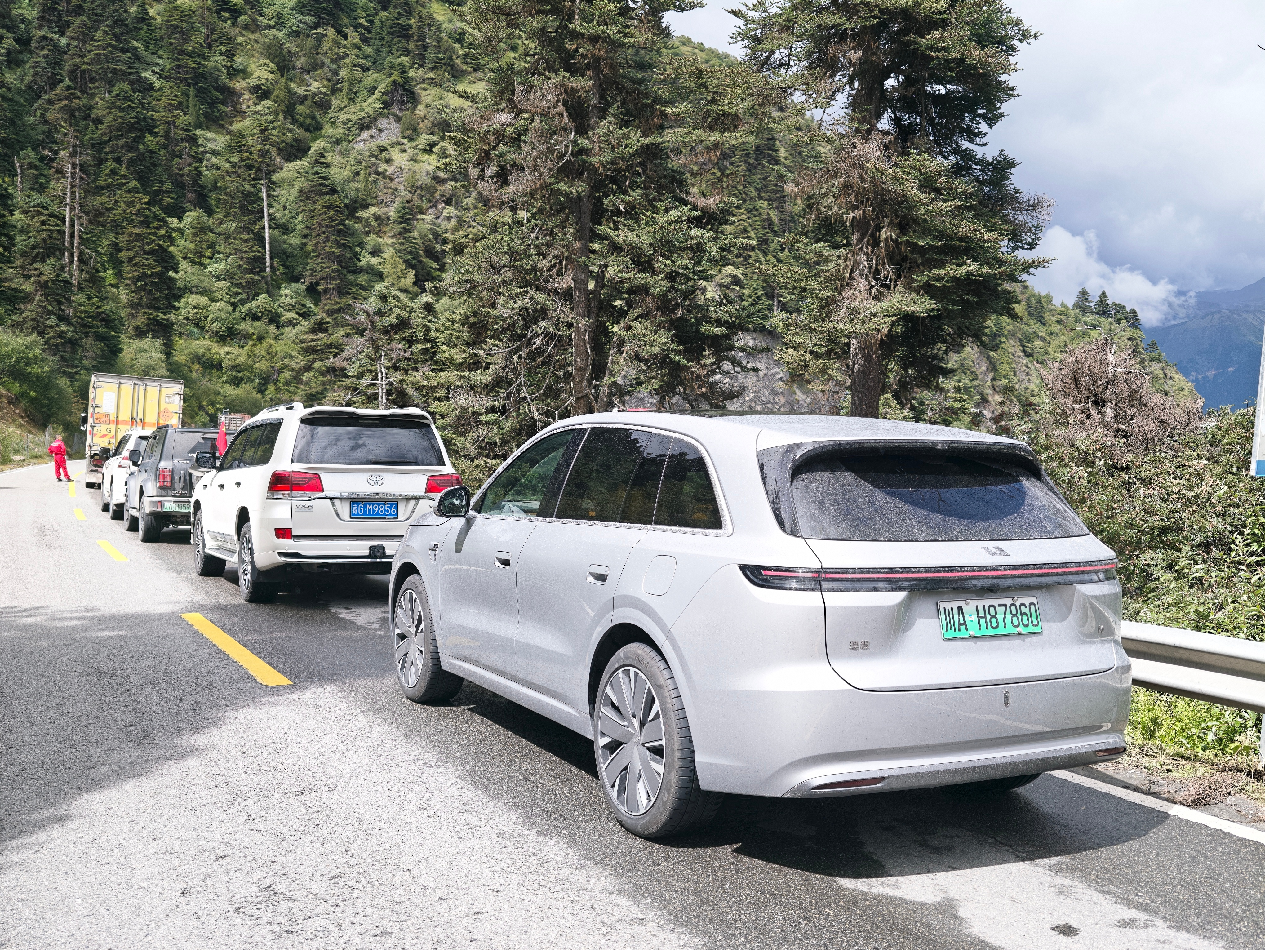 318上堵了好几公里的车，10年前我跑318，堵车是一种乐趣，天南地北的哥哥们下
