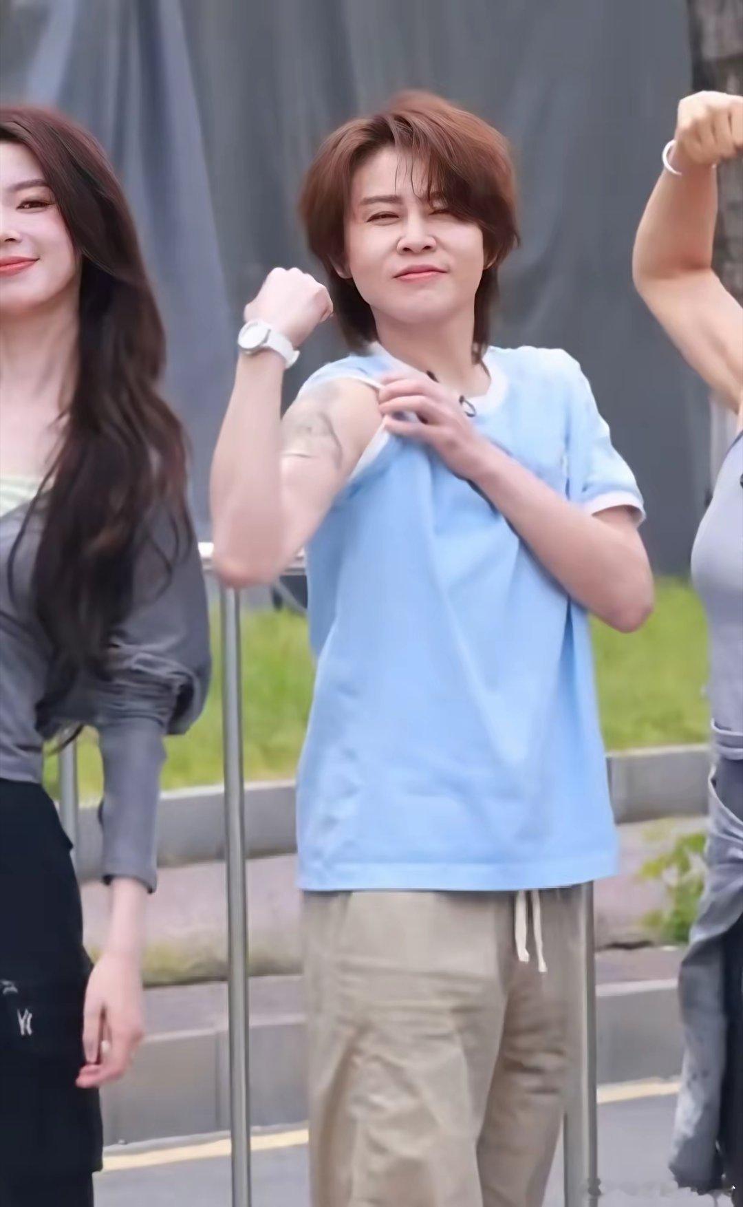 笑不活了！浪姐路透肌肉大比拼，李小冉直接躺赢！一群姐姐对着镜头秀肱二头肌，个个线