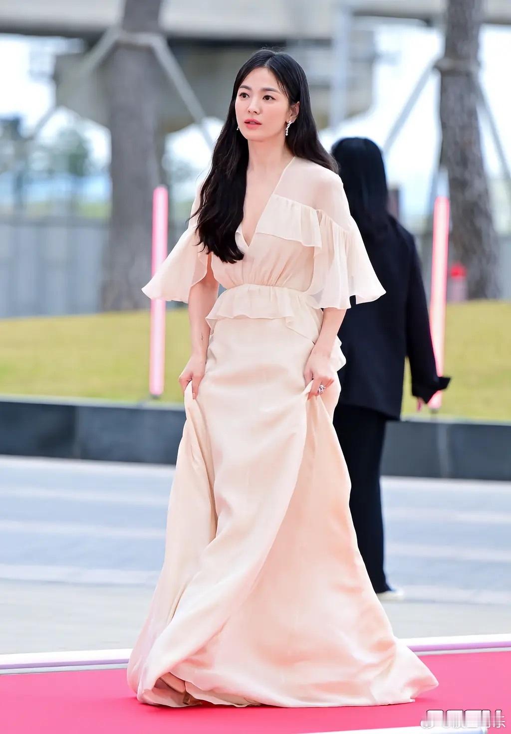 宋慧乔不走红毯可惜啊，走红毯时多美啊，还想多看几次