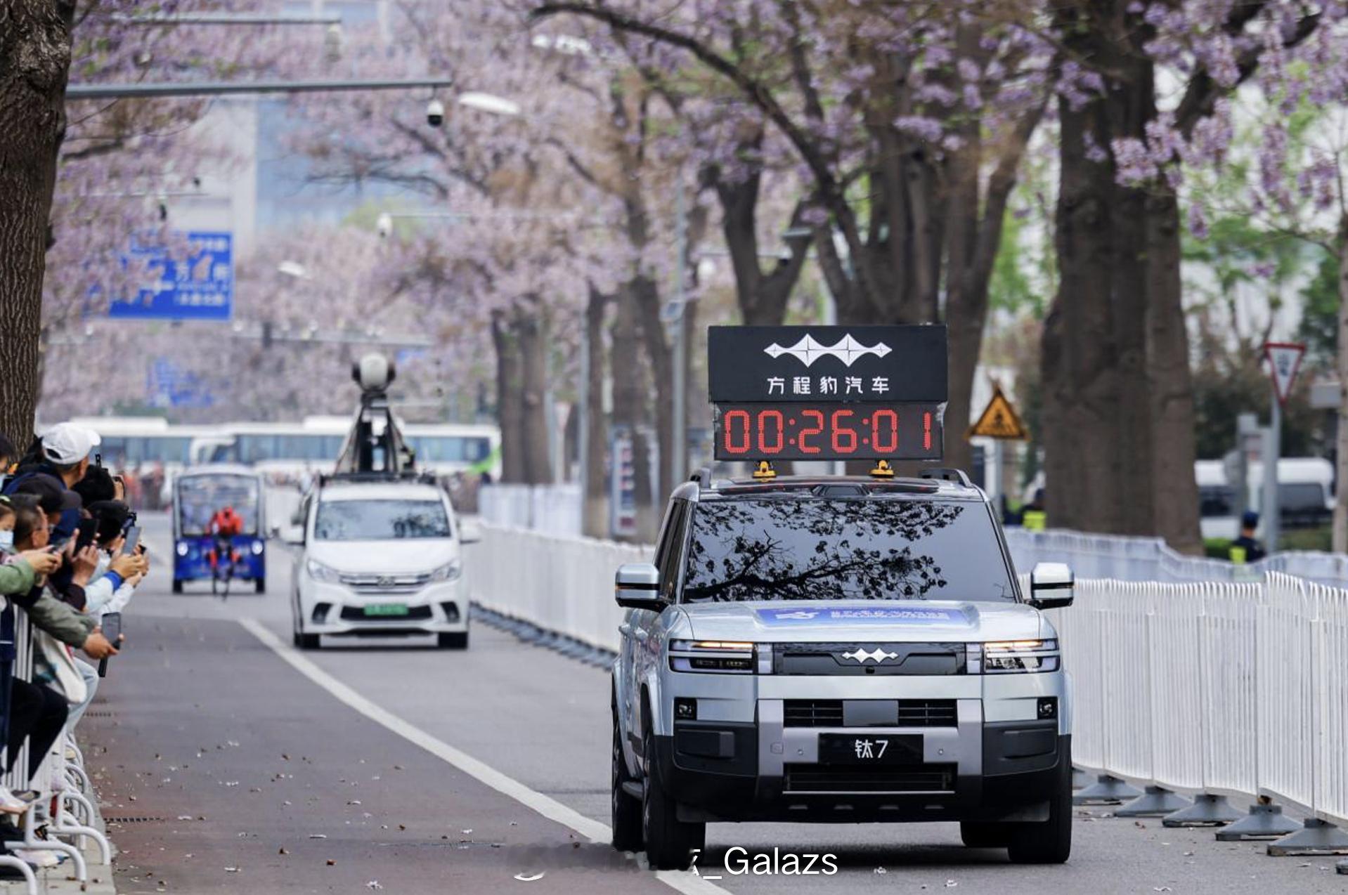 昨天北京亦庄那场全球首个人形机器人半马，有关注的朋友吗？  硅基生物集体炸街，荣