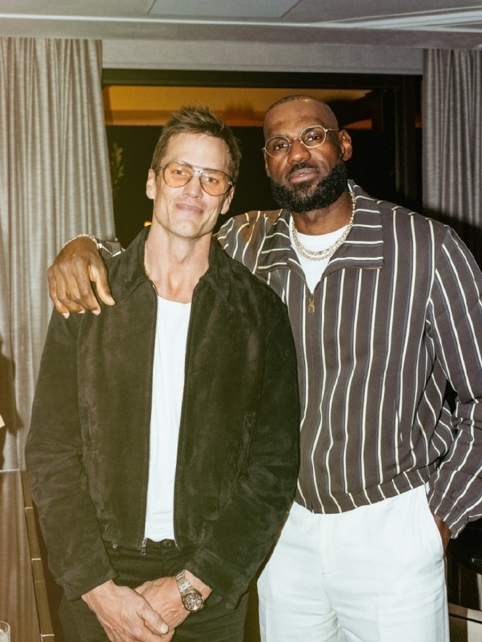 詹姆斯布雷迪同框 汤姆·布雷迪加上勒布朗·詹姆斯，NFL官方社媒转发配文：🐐 