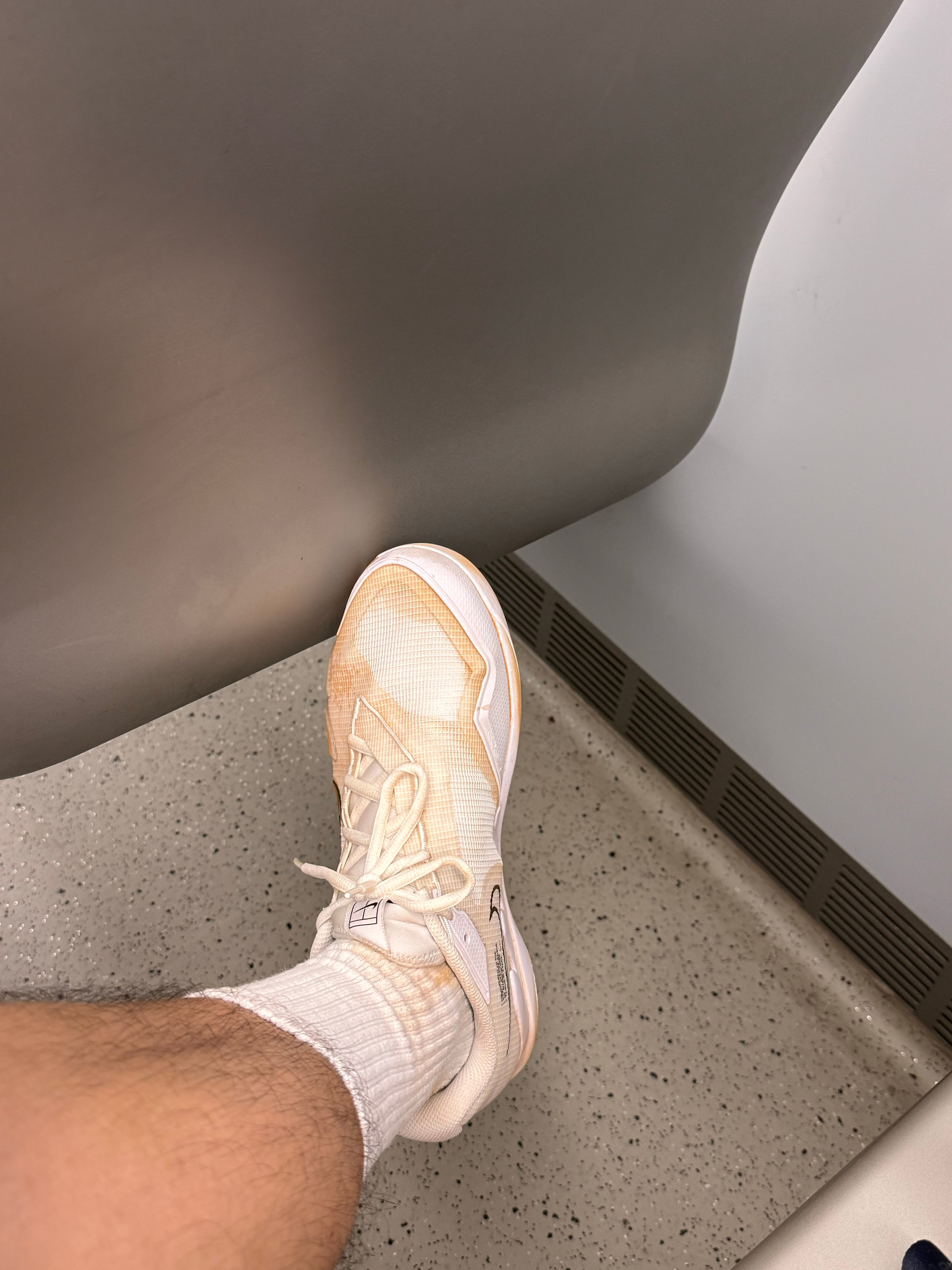 刚洗的鞋，只打了一小时红土就这样了，口袋里、球衣上、毛巾，到处都是土土土。🧱随