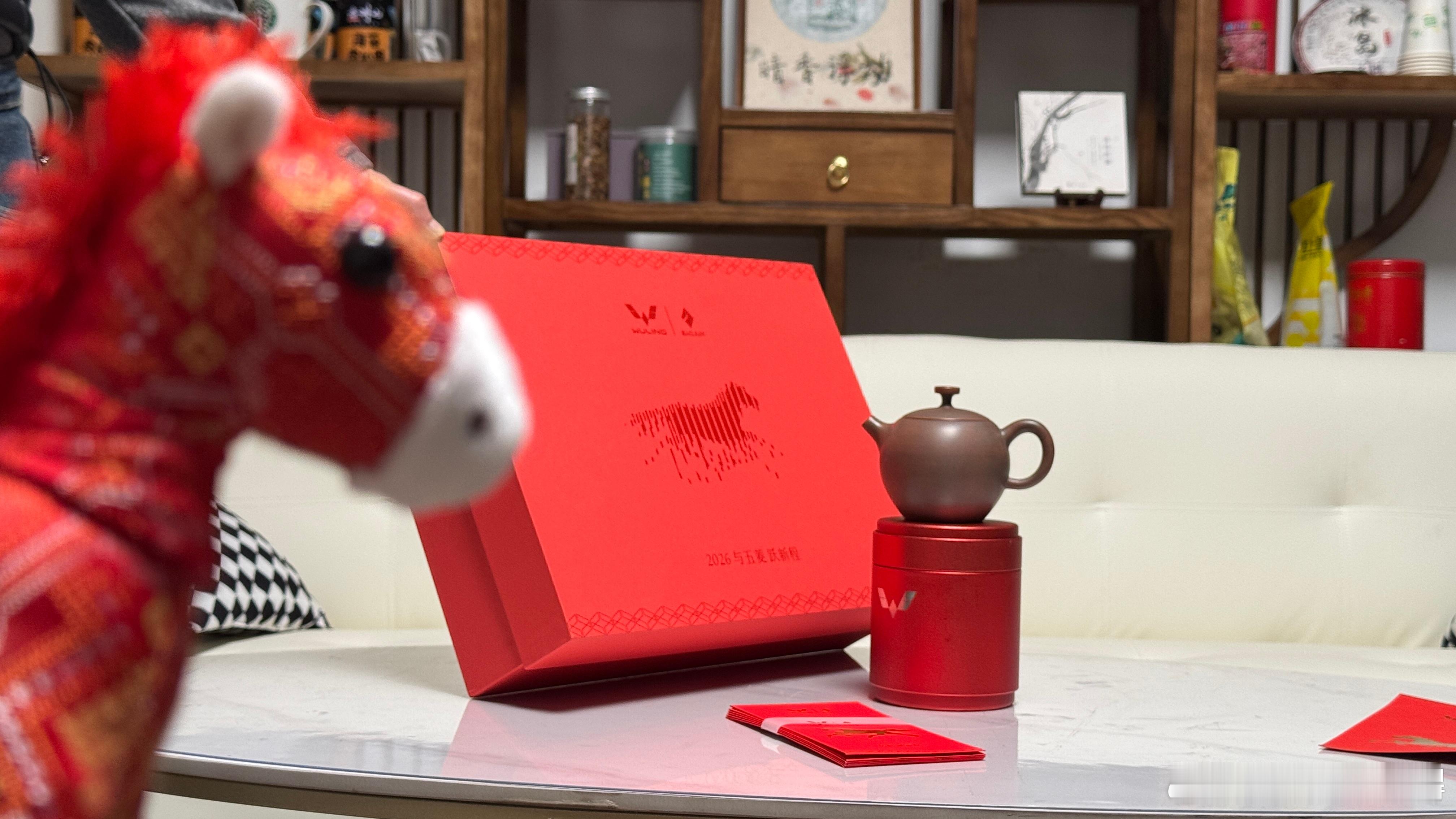收到了五菱这份匠心独运的新春礼盒，喜悦满怀！壮锦上的瑞马灵动生辉，坭兴陶壶温润承