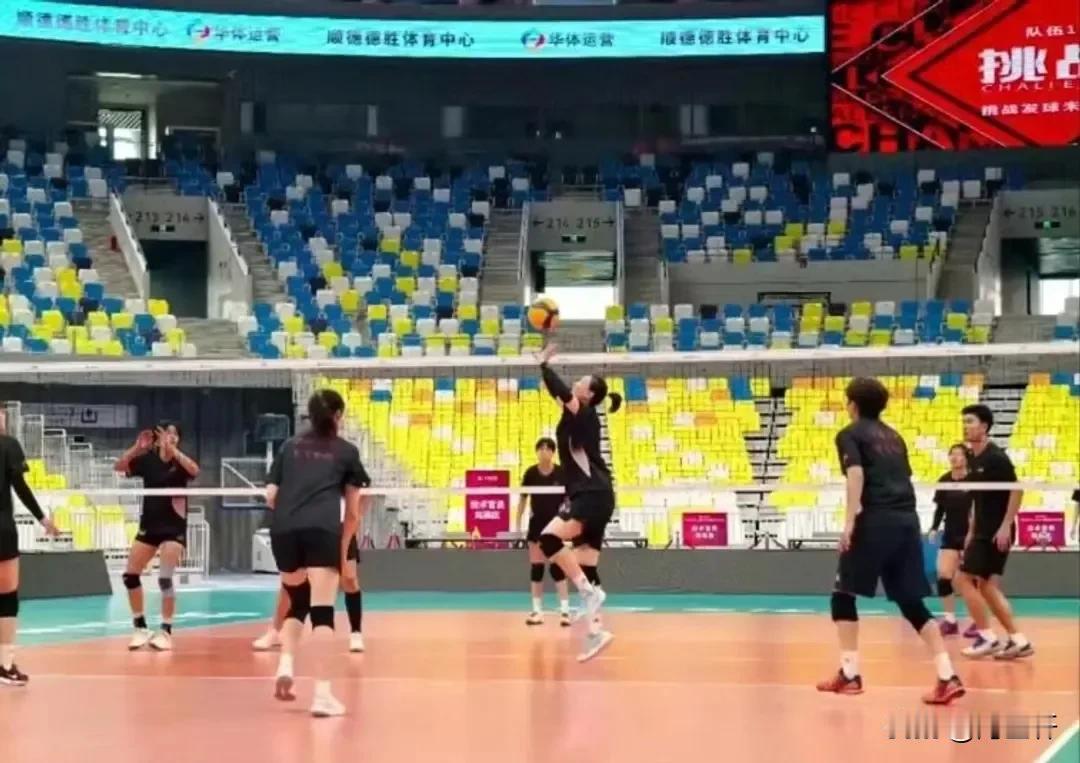 新锐冲劲足却需时间励炼，老将经验在关键时刻更显“定海神针”价值。这场新老角力，正