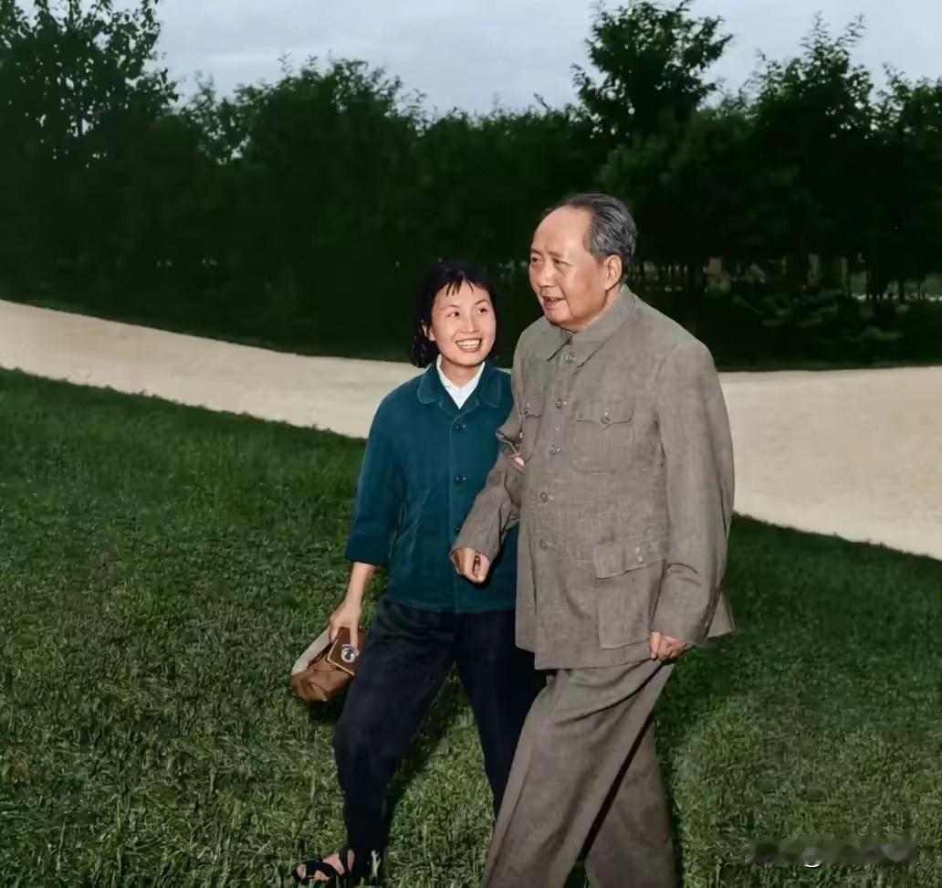 翻看这张旧照瞬间感慨万千，当年镜头前的小姑娘，单凭这一张合影，人生便拥有无可替代