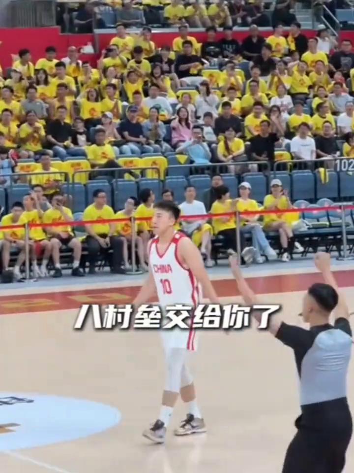 中国男篮再次集结(王俊杰+赵维伦归队)。
这个暑假他又来了，亚洲第一阵容大前锋，
