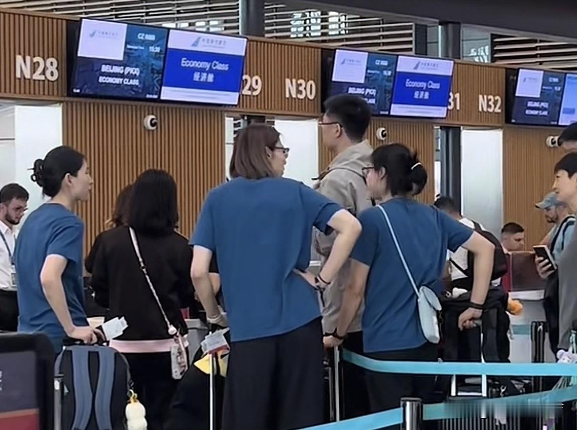 中国女排再启程！今天下午在土耳其安卡拉机场，球迷偶遇到了正在排队登机的中国女排，