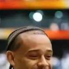 德国知名记者法尔克更新了他的转会新闻频道，谈及拜仁签下哈维-西蒙斯的可能性。法尔