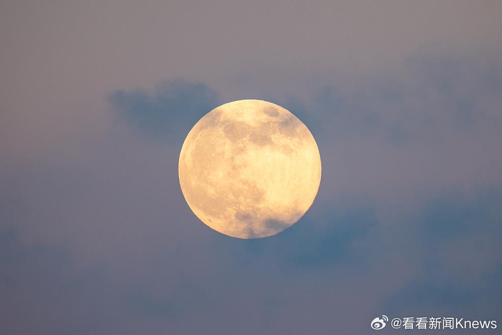 【记得抬头看！#2025年最后一次超级月亮#即将登场】12月5日，“超级月亮”即