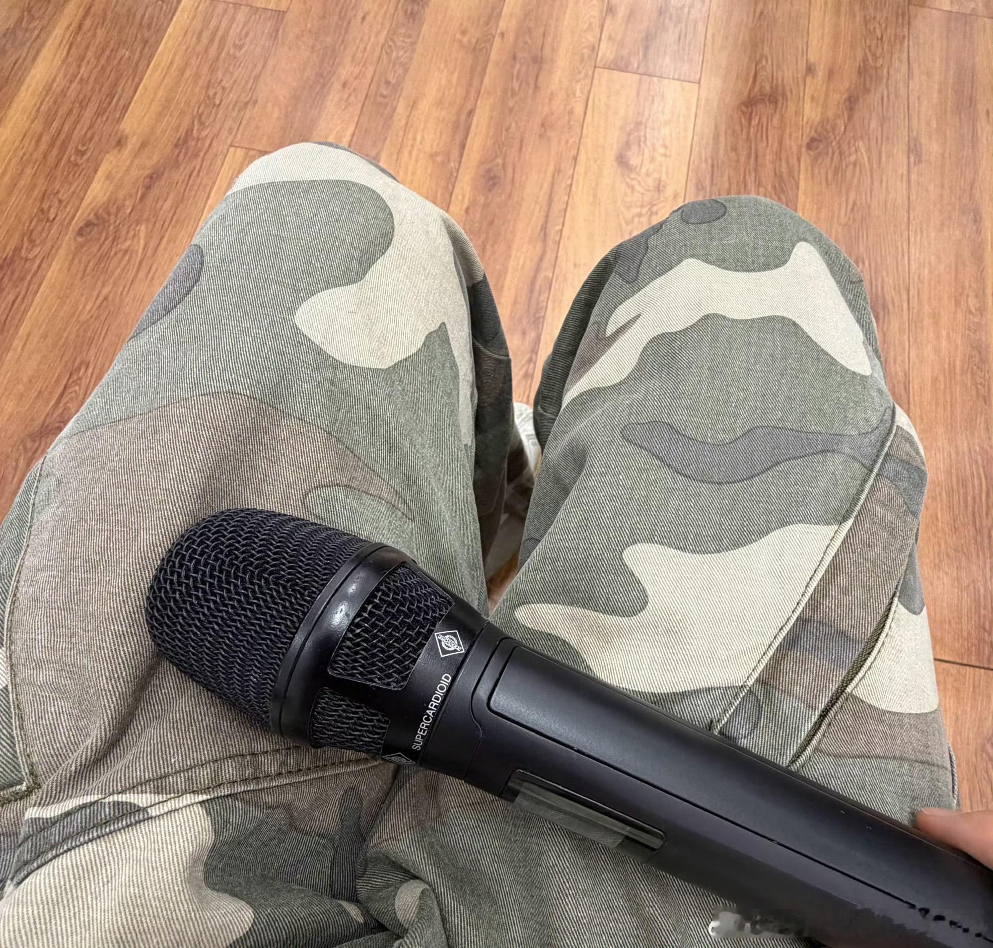 张子墨怎么揣着俩话筒拍照。 