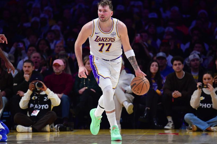 NBA常规赛，湖人半场68-53领先国王。上半场，湖人球星东契奇状态火热，尤其是