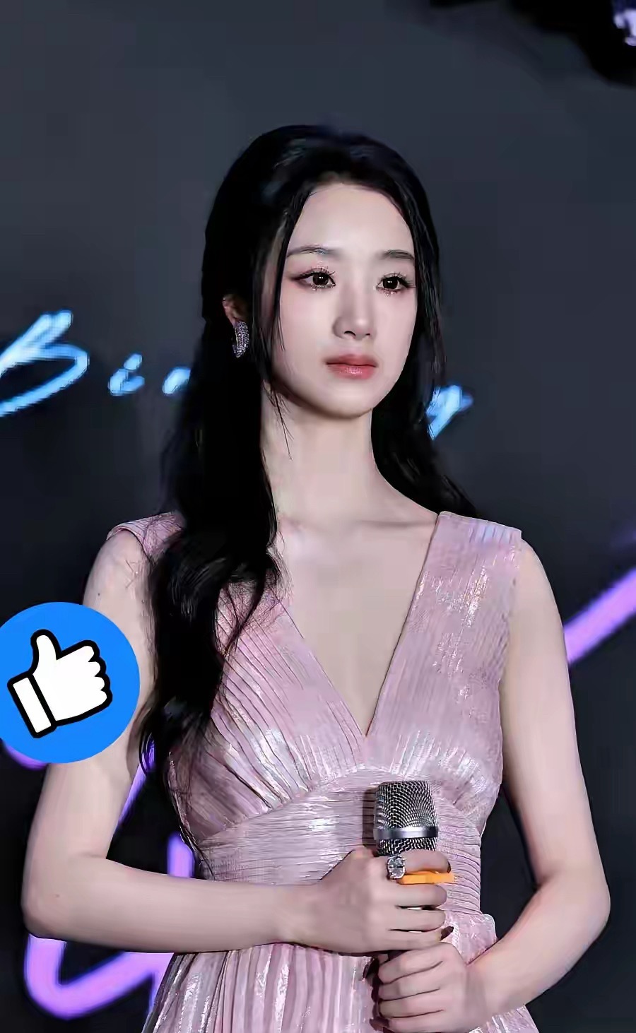 日薪3万，代价是每天只睡4小时。短剧演员王小亿上月入账107万，连着28天每天拍