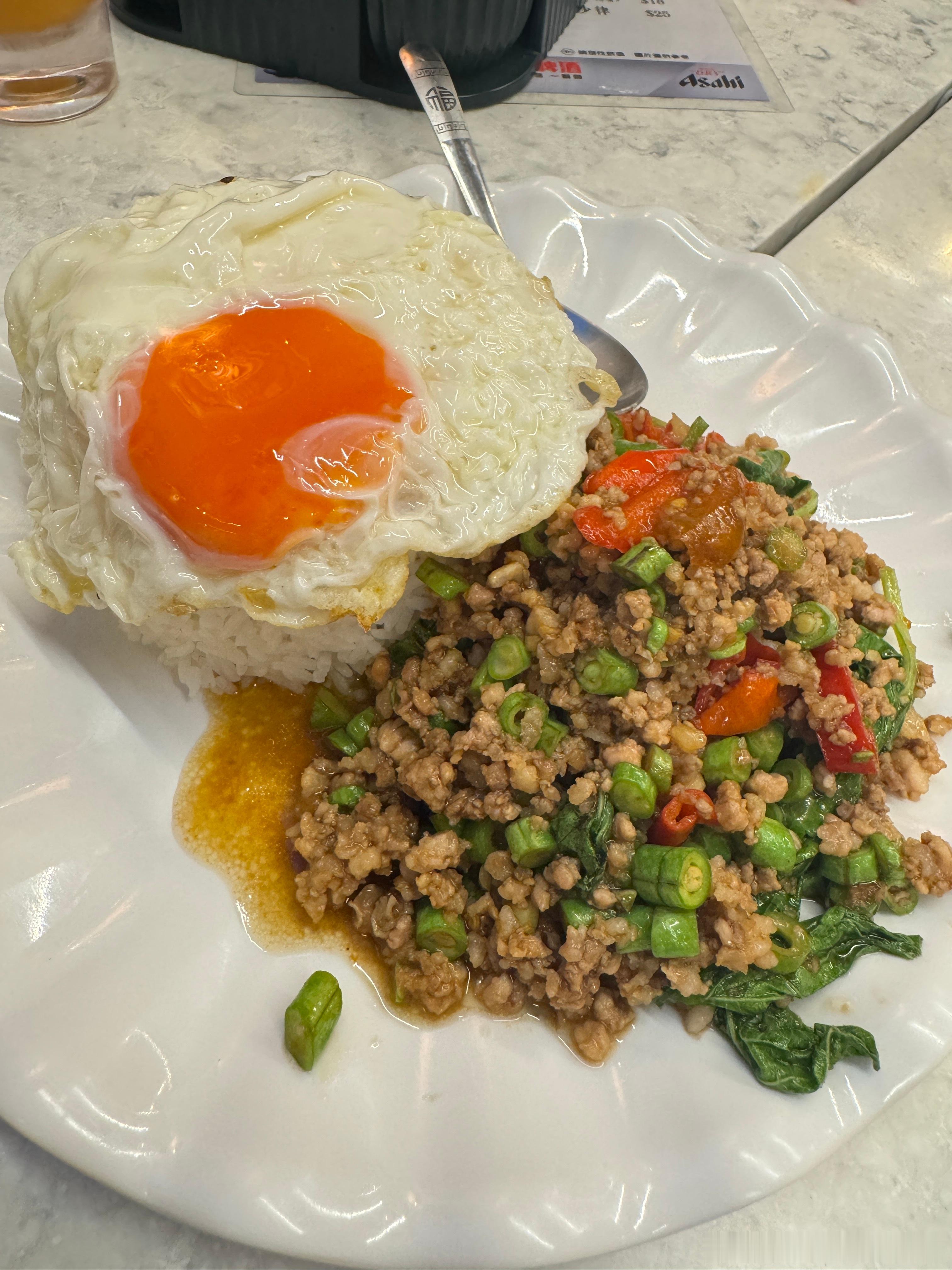泰国船粉，汤的味道浓郁，泰国人喜欢在汤里放血去煮 