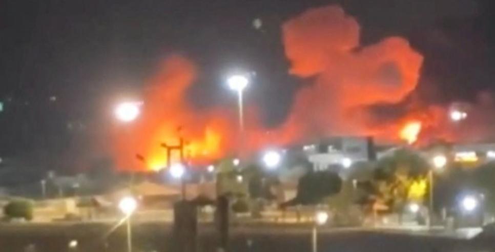 美军7个小时炸弹雨暴打伊朗，伊朗石油城爆发两次大爆炸！美军战机沿着伊朗海岸线，一