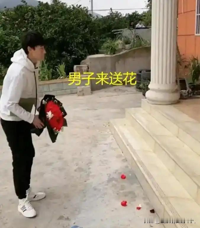 四川相亲男一见钟情，次日带花堵门表白，女生怒砸花怒骂：你毁我清白！
相亲一见钟情