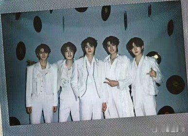 TOP披荆斩棘拍立得TOP披荆斩棘上班拍立得   从初遇时的青涩到现在的并肩同行