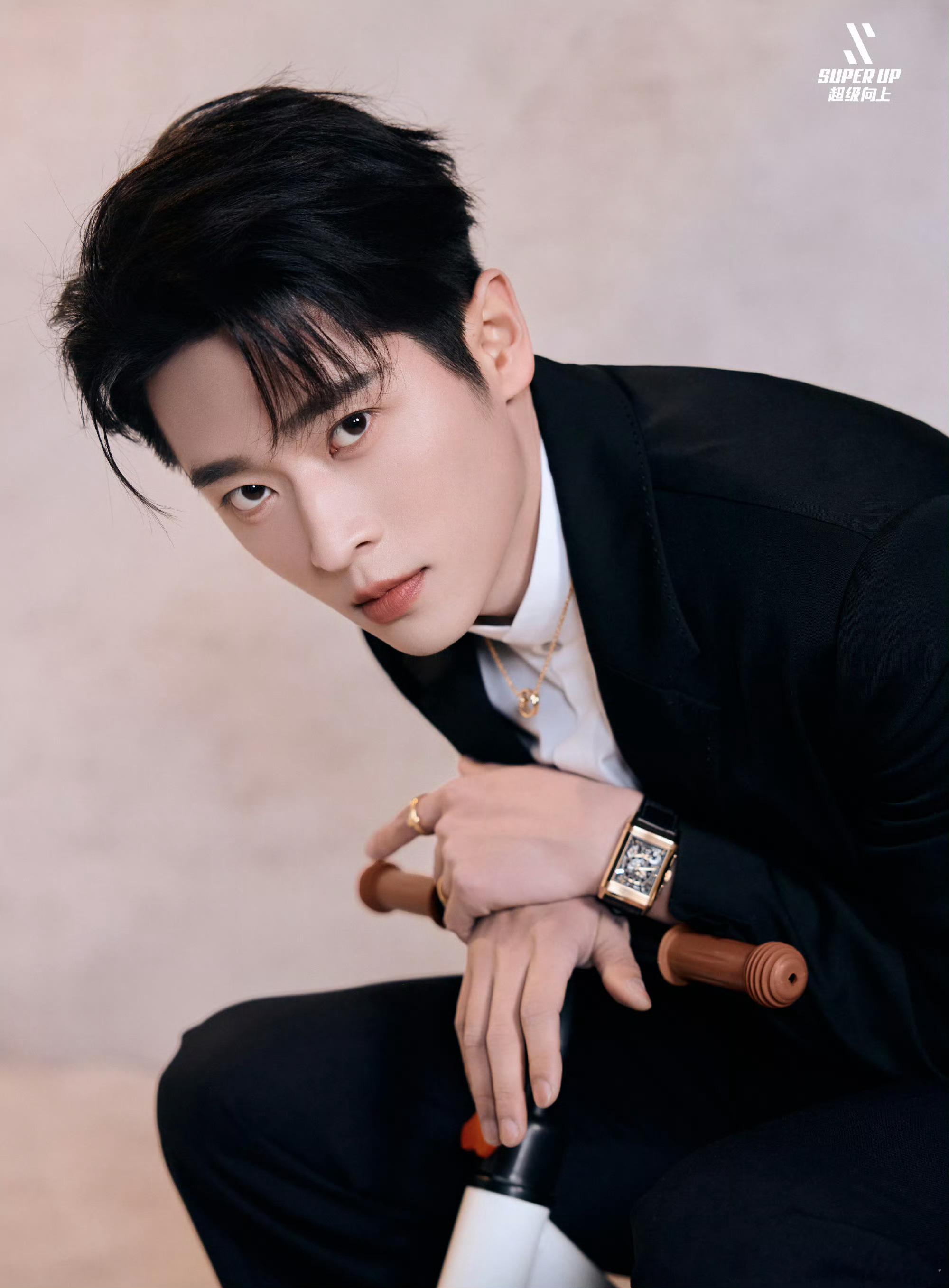 丞磊出发图 倒过来站立的沙发 倒立沙发带来超现实感，丞磊却稳如定海神针。他的站姿