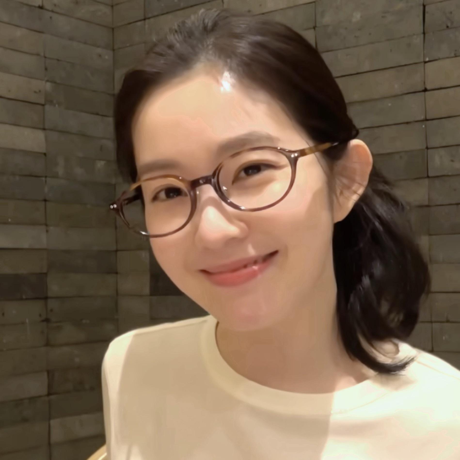 Irene  好好吃饭 好好睡觉 多多爱裴珠泫 看姐姐静静的吃饭，无虑的逛街和大