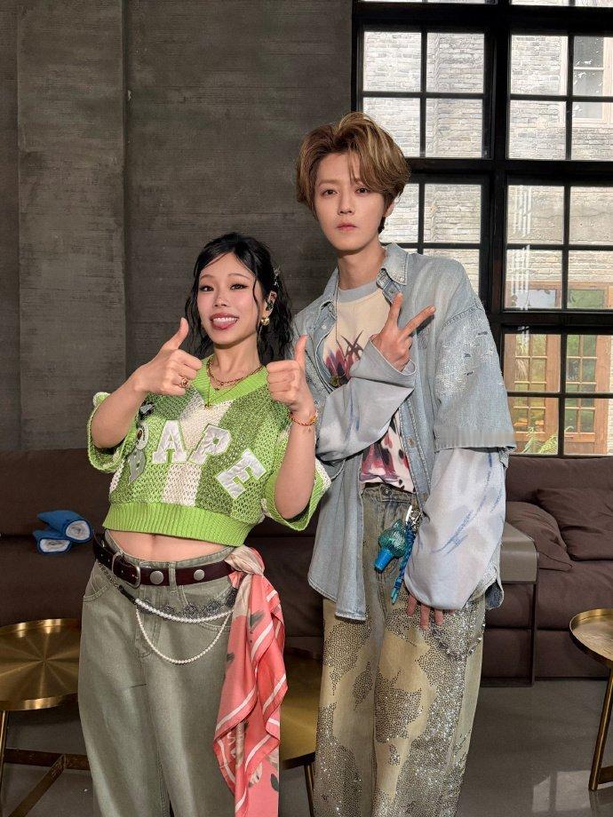 万妮达晒五哈合照鹿晗拉布布话筒挂件 万妮达晒了和五哈所有人的合照，一人两张，雨露