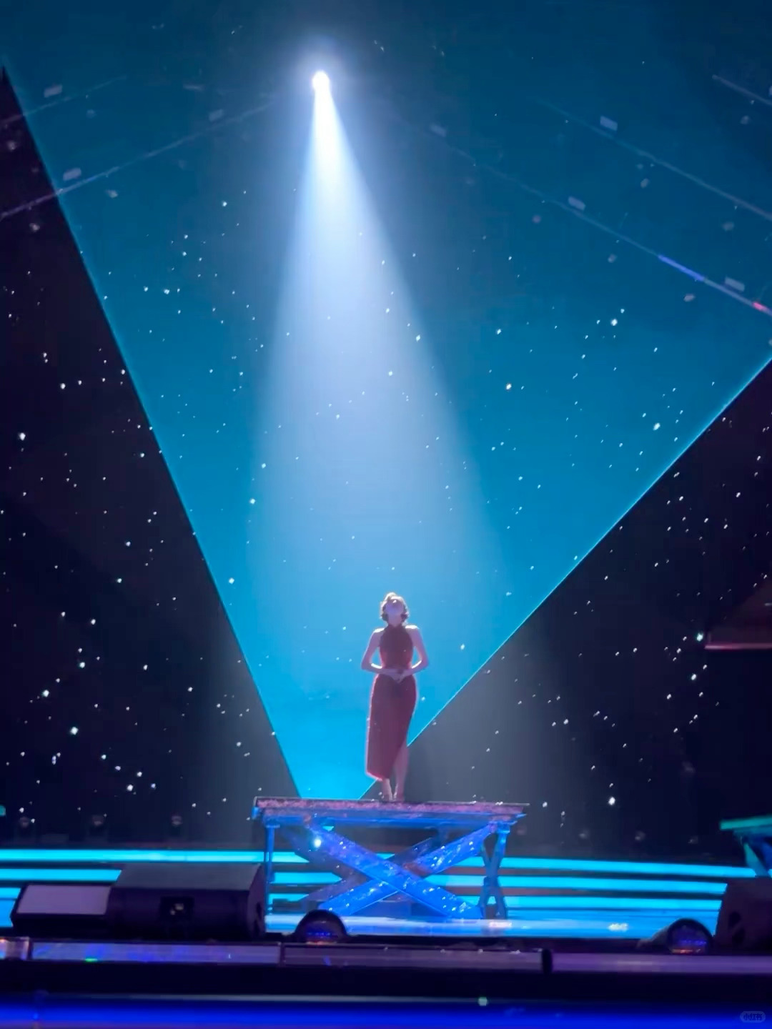 1111惊喜之夜wxy吴宣仪 昨晚第一排路人拍的吴选live图也挺好看的​​​