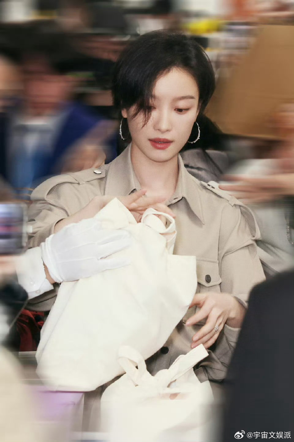 倪妮扫楼倪妮扫楼状态 倪妮扫楼真的鲨疯了！生图比精修还能打，气质又飒又温柔，状态