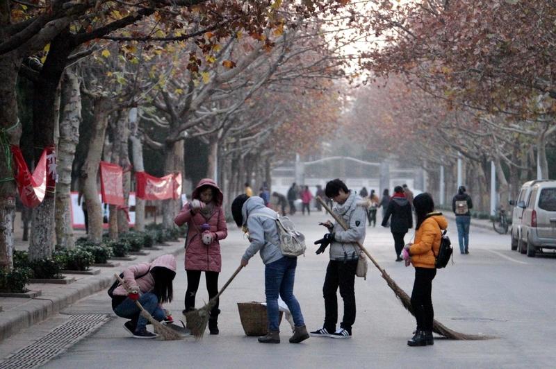 80后的我们小时候，校园卫生全靠自己动手。就像我初中那会儿，学校对卫生大扫除执迷