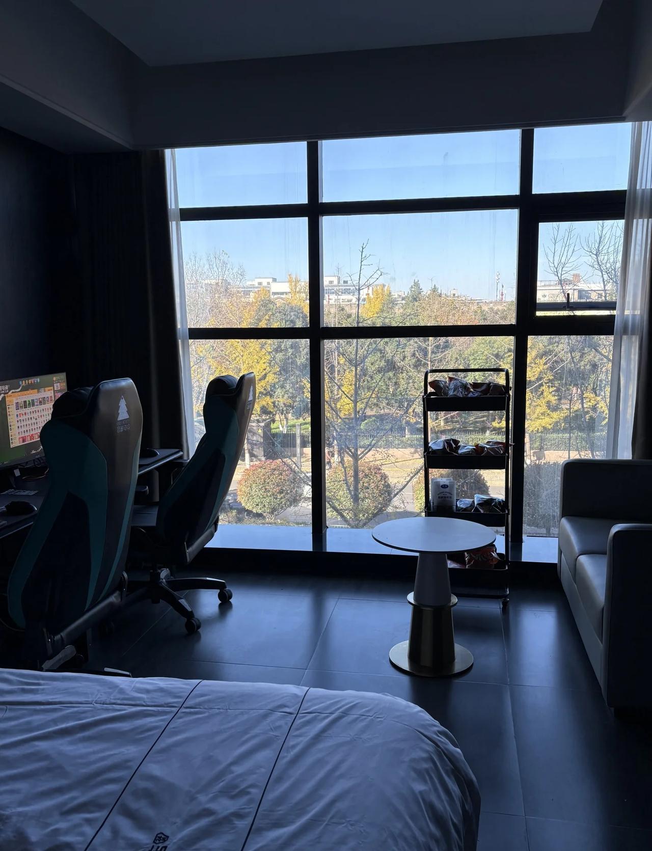 西安今晚可以收留一个女孩子
一个人无聊订了个双人床电竞酒店打游戏
环境还可以
收