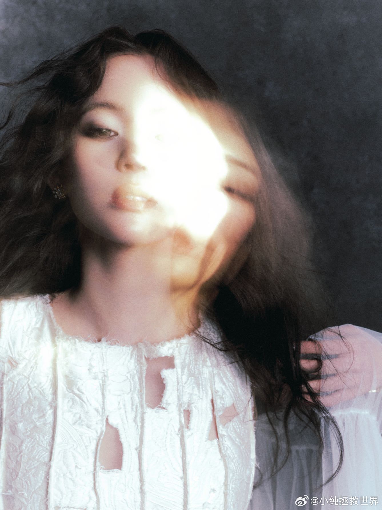 微博之夜第一个出图的是欧阳娜娜 微博之夜欧阳娜娜率先出图，速度一骑绝尘，造型质感