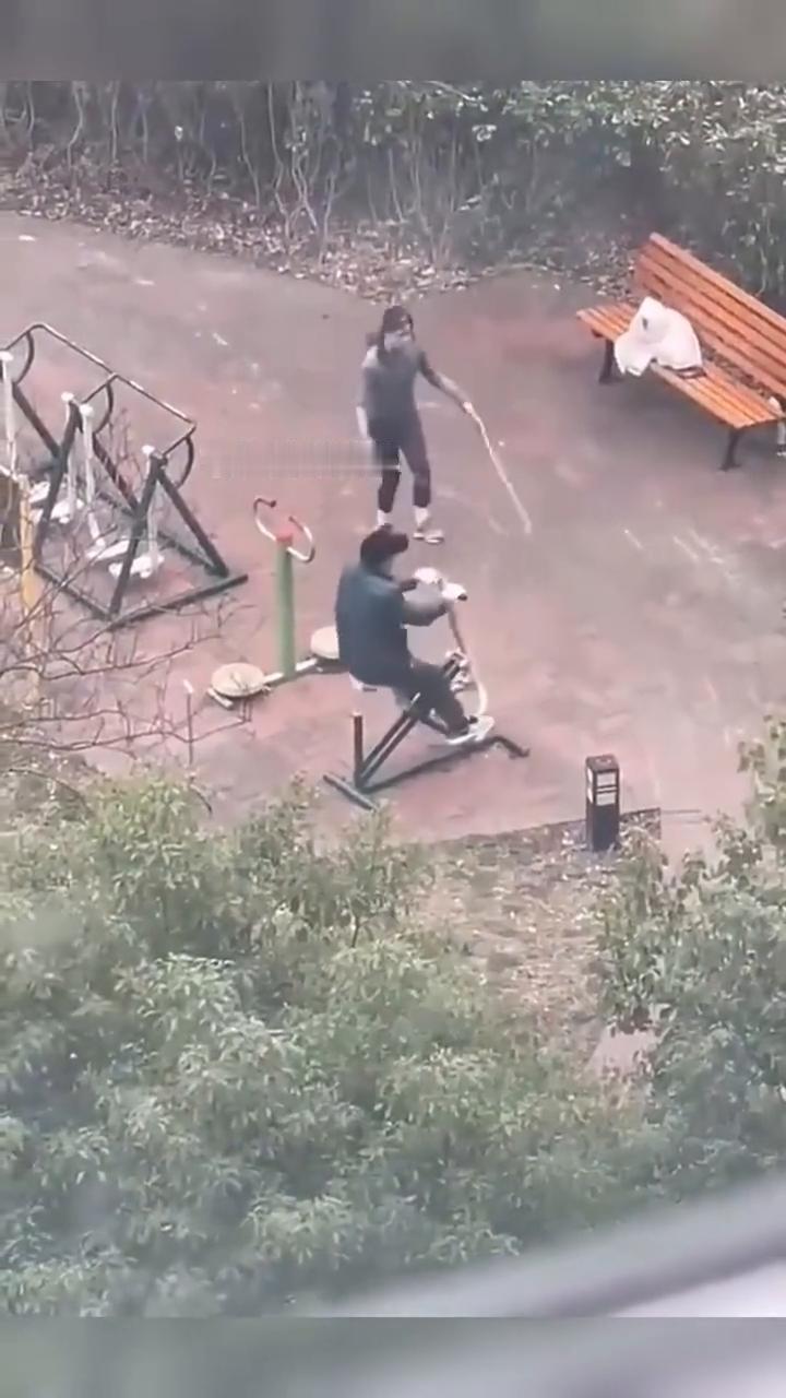 大拿搞笑配音。
老李头身体多好，在这锻炼。大早上起来连饭都没吃就跑这来了，一般年