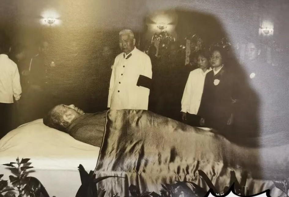 1976年悲痛一幕，萧劲光久久不肯离去，藏着最深感动！
 
1976年9月，举国