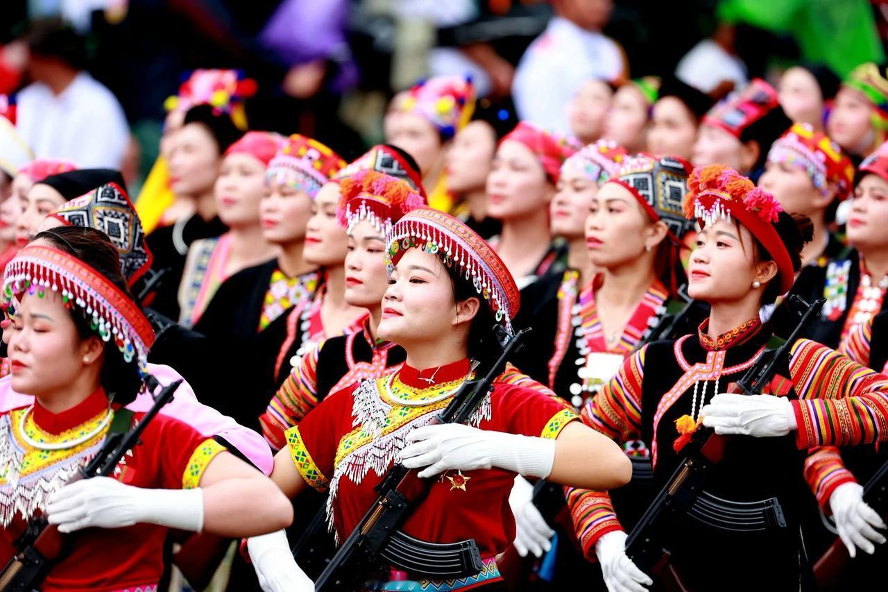 越南“奠边府大捷”七十周年阅兵式（二）
【女民兵和支前民工】