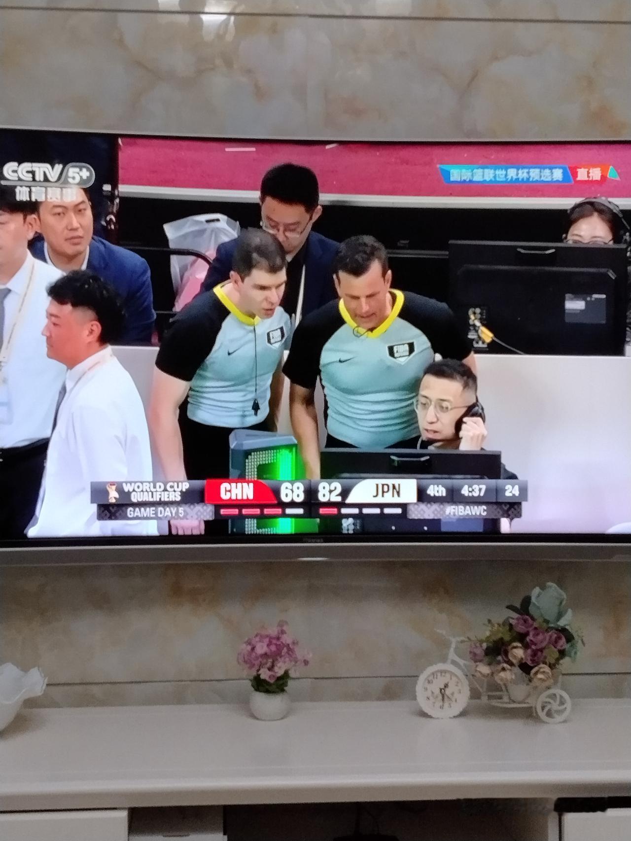 看了昨晚中国男篮与日本队的比赛，73：92，真的是让人气不打一处来。中国队除了第