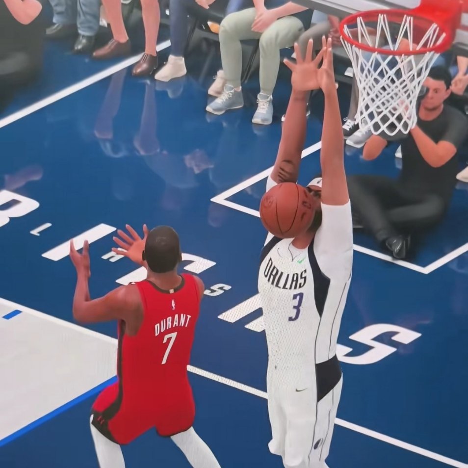 这位球员为什么拿嘴盖帽？ 