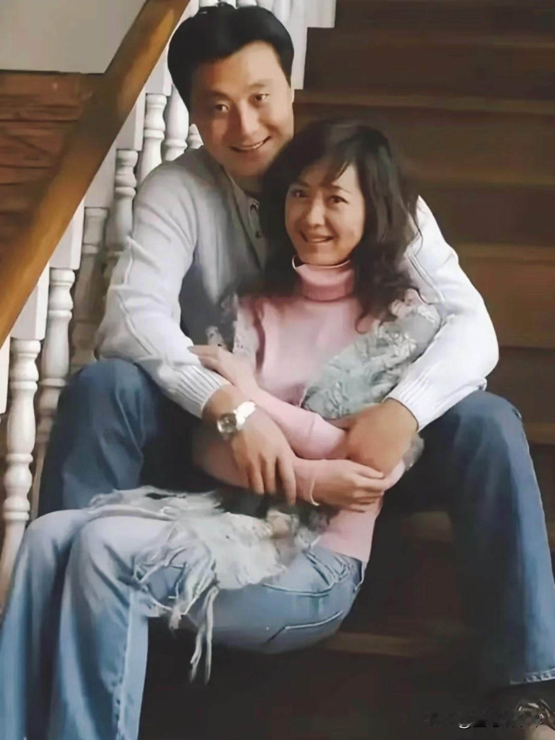 这身影，是她吗？

姐妹们！最近刷到一张老剧截图，瞬间DNA动了！画面里佳人依偎