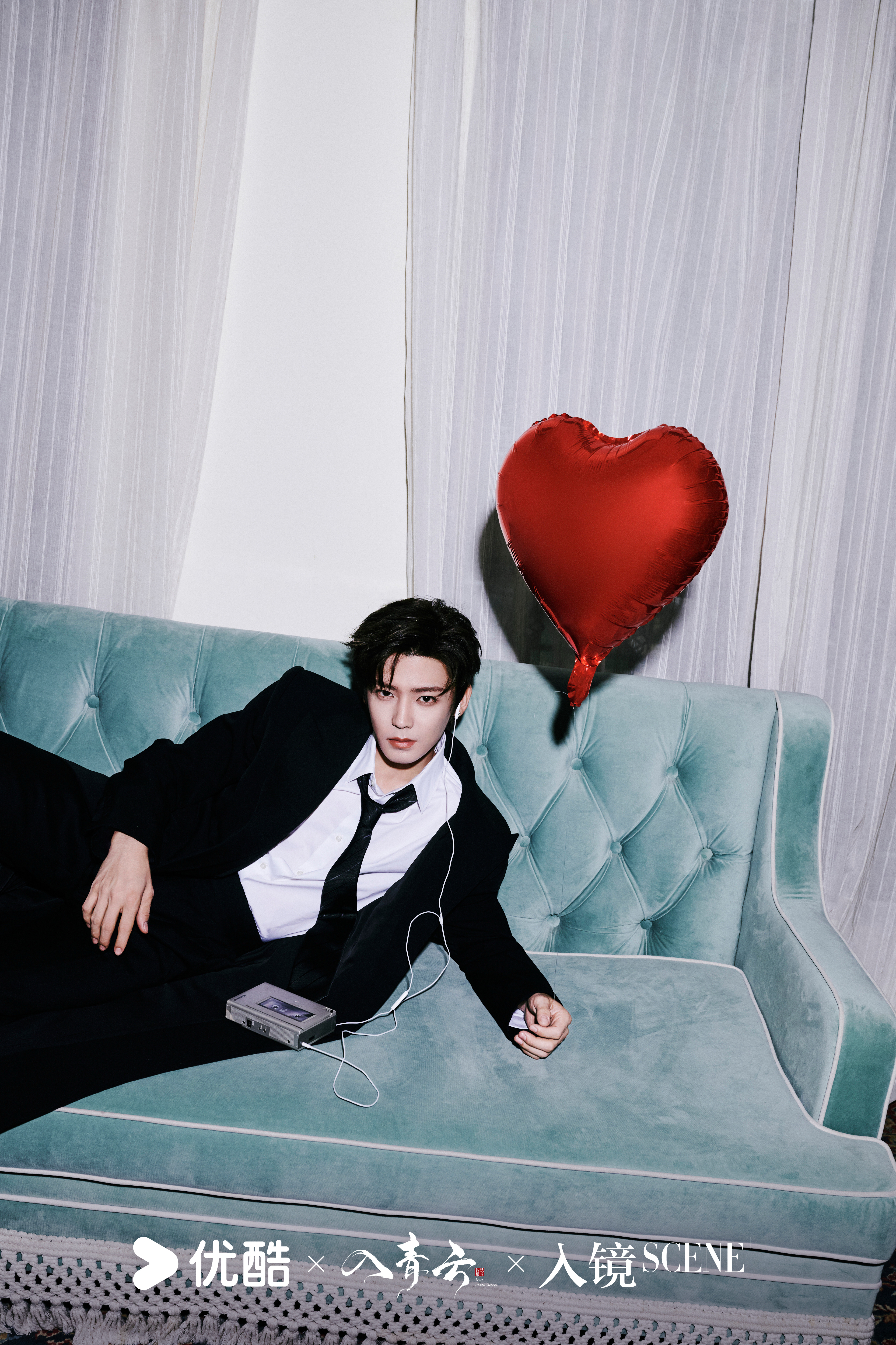 演员侯明昊、卢昱晓演绎《入镜SCENE+》 X《入青云》特别企划大片，男帅女美，