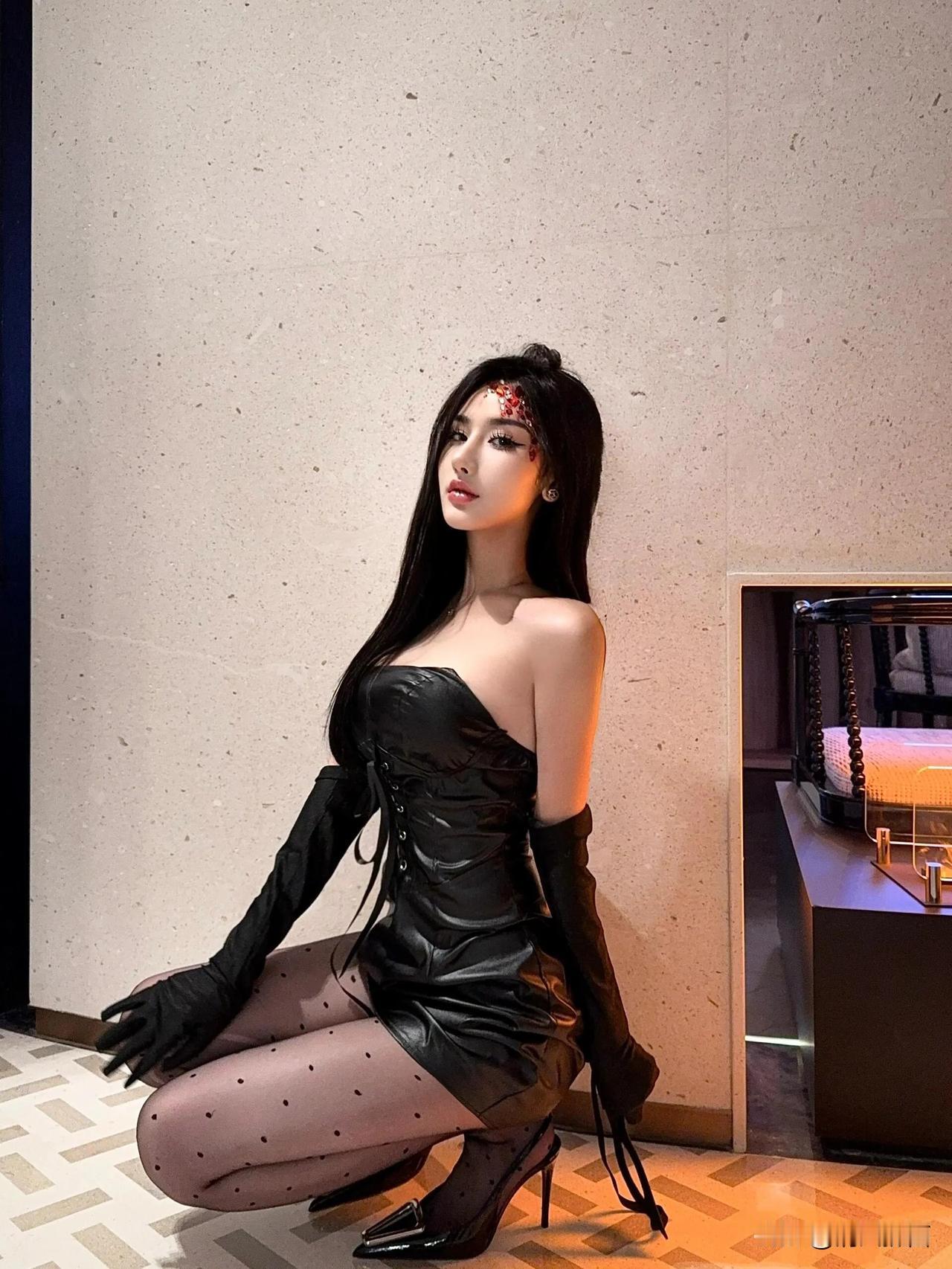 浓妆艳抹，性感妩媚#迷人性感美人# #性感迷人美图# #性感火辣健康美# #火辣