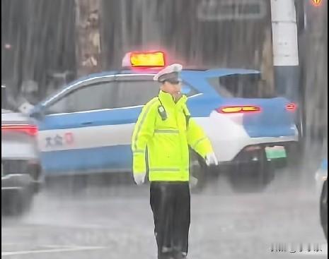 7月7日，安徽蚌埠，早上上班高峰时段，又遇天降暴雨，在工农路和涂山路交口，执勤交
