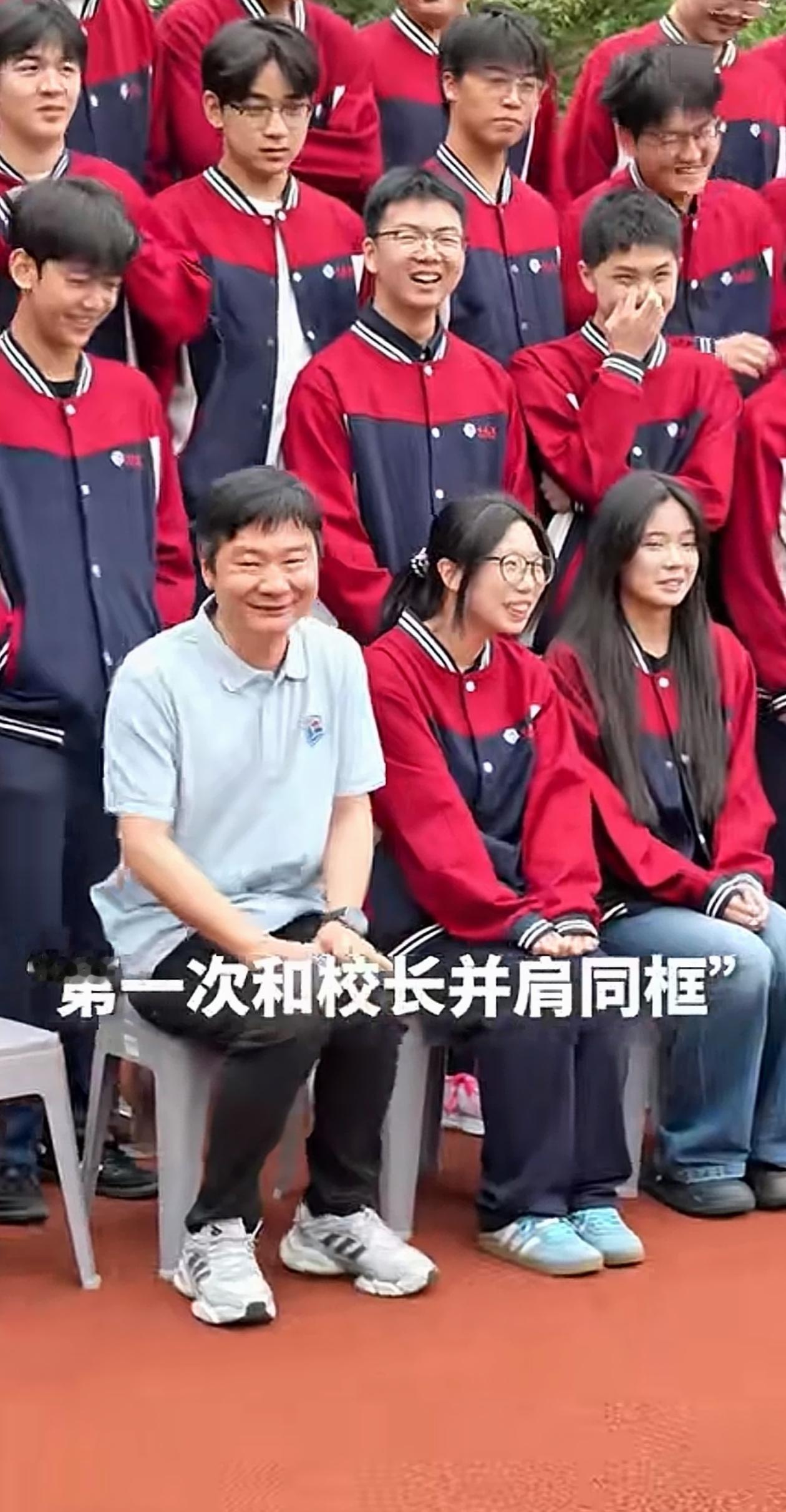 这校长有水平！浙江绍兴一理科班拍毕业照，放眼望去清一色的大小伙子，一共就俩女孩，