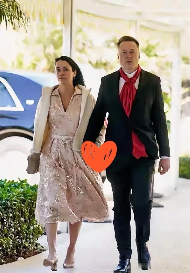 马斯克牵手印度裔女友高调亮相海湖庄园婚礼！54岁首富+39岁AI天才，4年生4娃