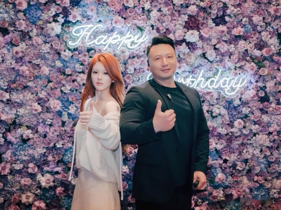 赵露思的保镖终于不用失业了！11月9日，赵露思的保镖强哥晒出了他和赵露思的合照为