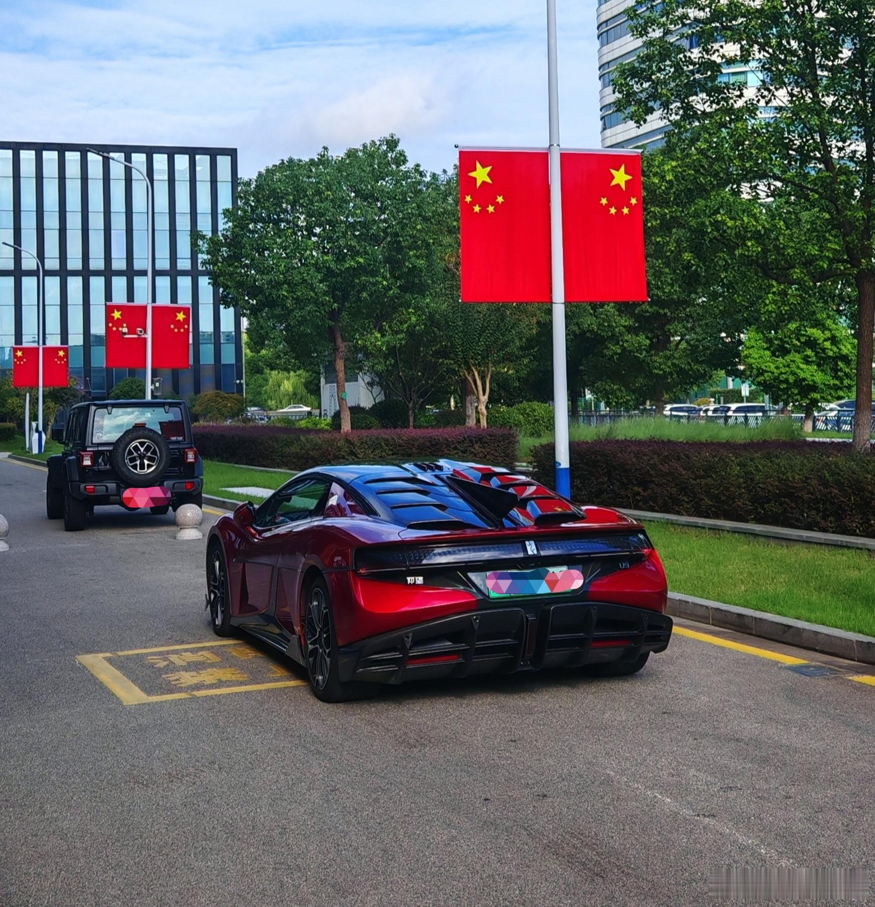 仰望u9 车漆是中国红，背景是国旗红🇨🇳，这抹最美的红 ​​​