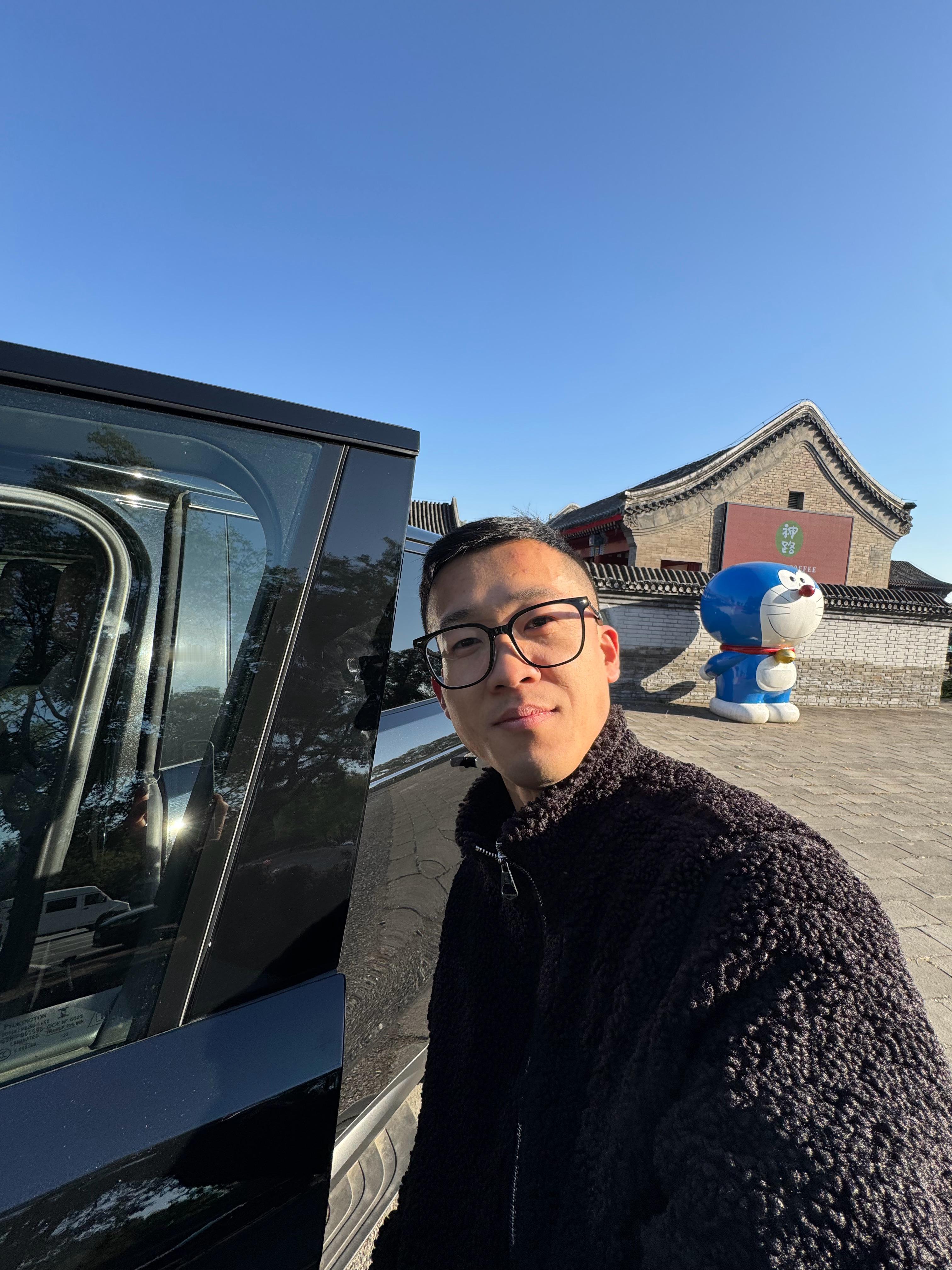 脑瓜子直接干揽胜运动门框上了[裂开]  ​​​