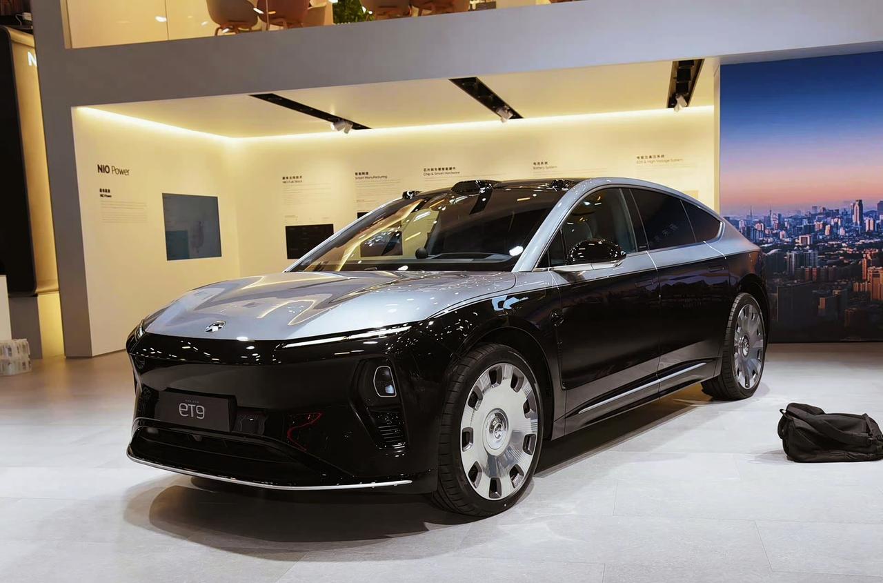 蔚来ET9地平线特别版新配色亮相，大家觉得颜值如何？
新增“拂晓黎明”与“日照金